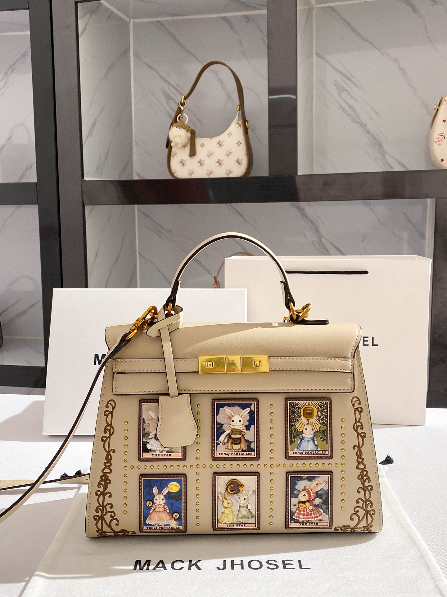 Luxury and Original Designer B - Embroidery Design Love 리뷰 및 가격
