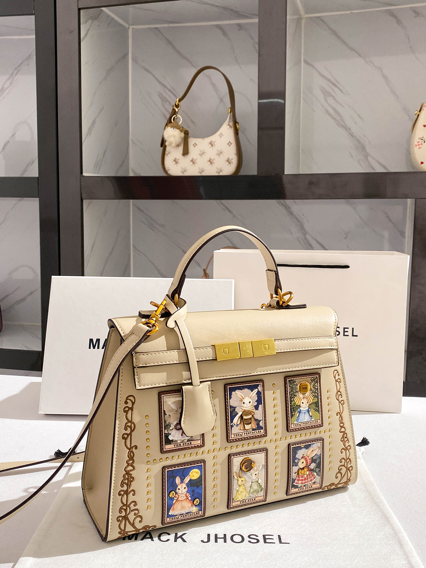 Luxury and Original Designer B - Embroidery Design Love 리뷰 및 가격